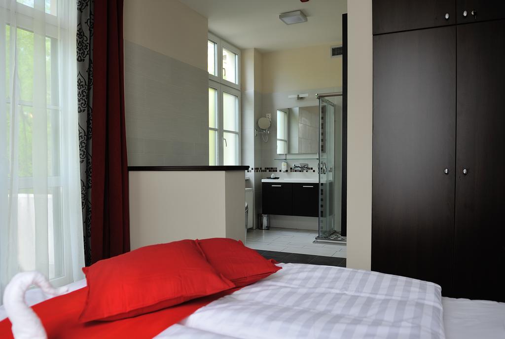Corner Hotel & Kávéház Dunaújváros Zimmer foto