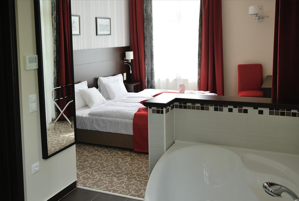 Corner Hotel & Kávéház Dunaújváros Zimmer foto